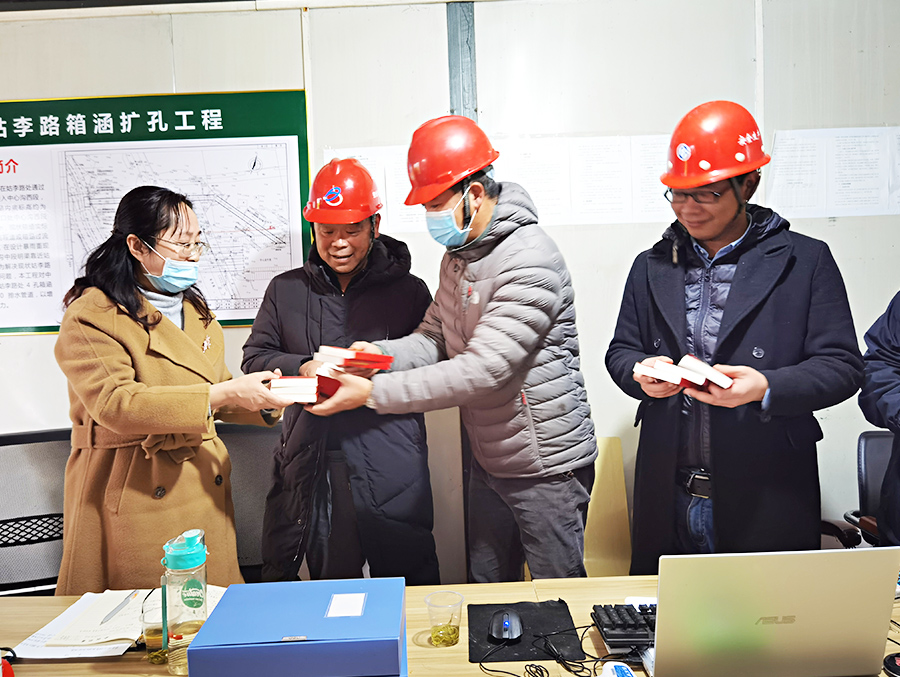 省物探隊紀委書記汪葵花到公司東西湖姑李路箱涵擴孔管道工程項目開展“送法進項目”活動